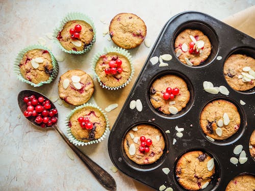 Bruine En Witte Cupcakes Op Zwart Dienblad