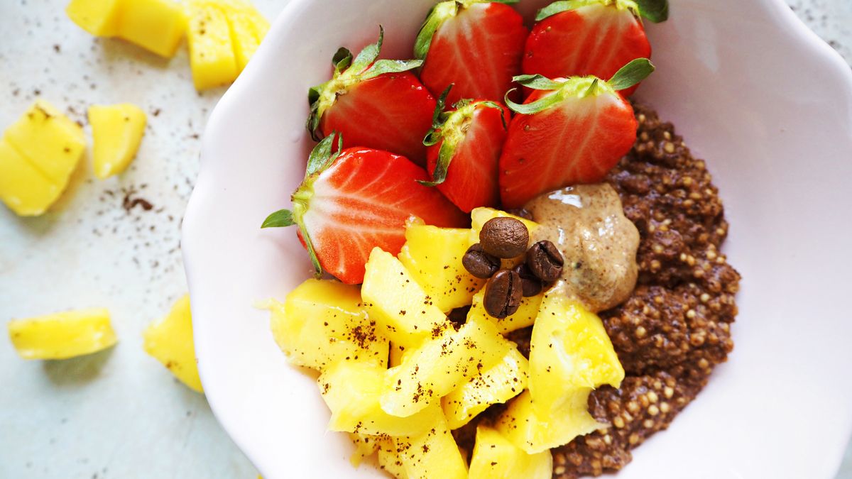 Quinoa bowl with quark and strawberries