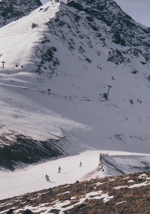 Les Gens Qui Marchent Sur La Montagne Couverte De Neige