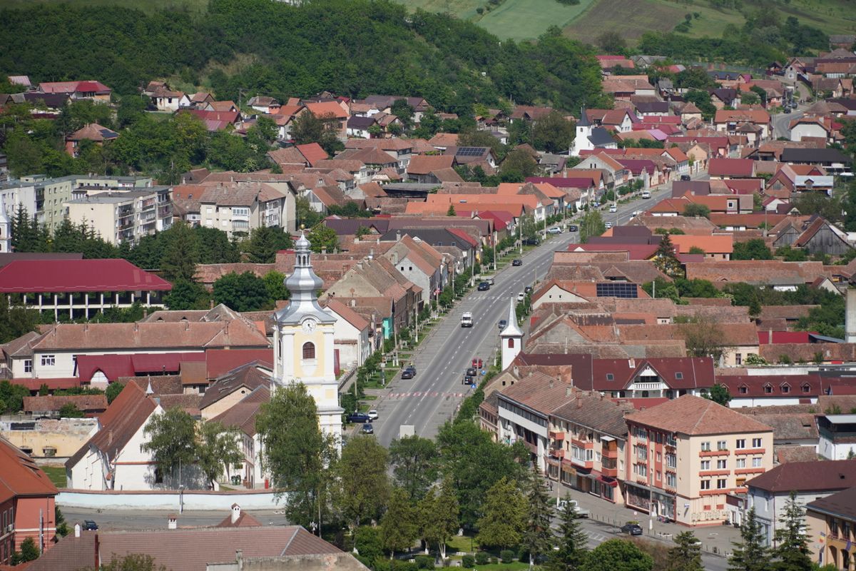 Rupea vazut din aer, cu acoperisuri rosii si biserica