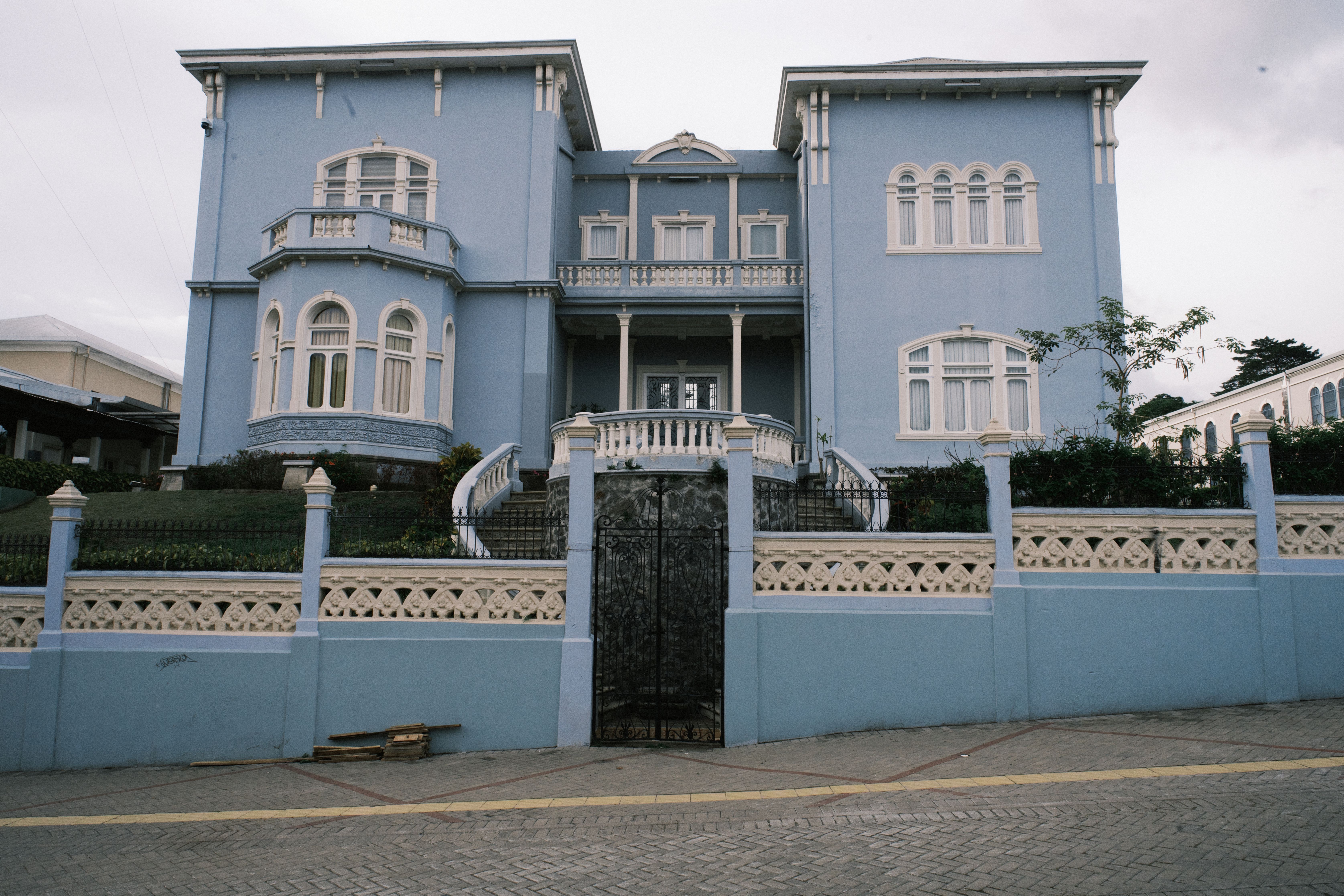 Grand blue colonial mansion in San José, Costa Rica, showcasing classic architecture.