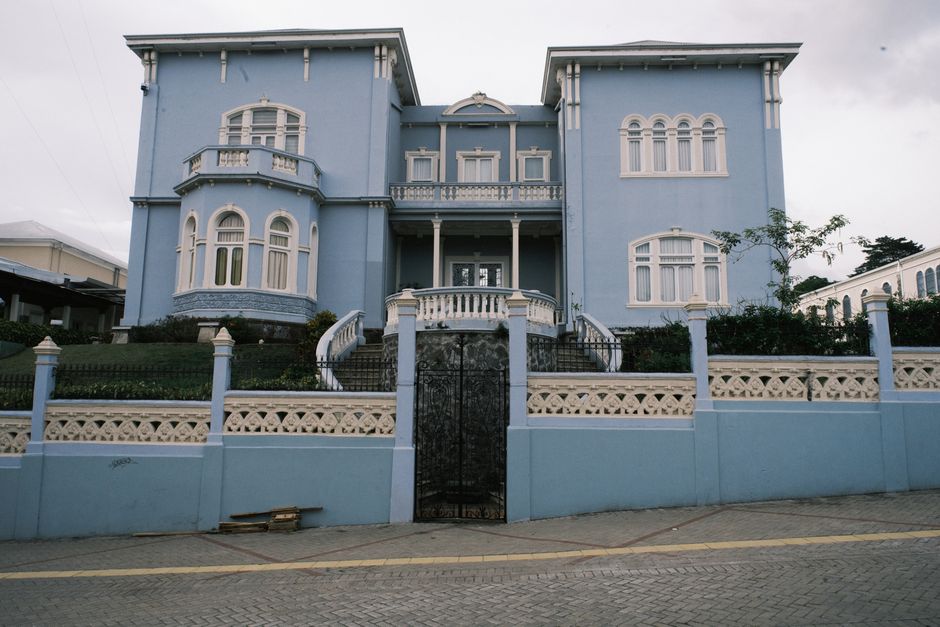 Grand blue colonial mansion in San José, Costa Rica, showcasing classic architecture.