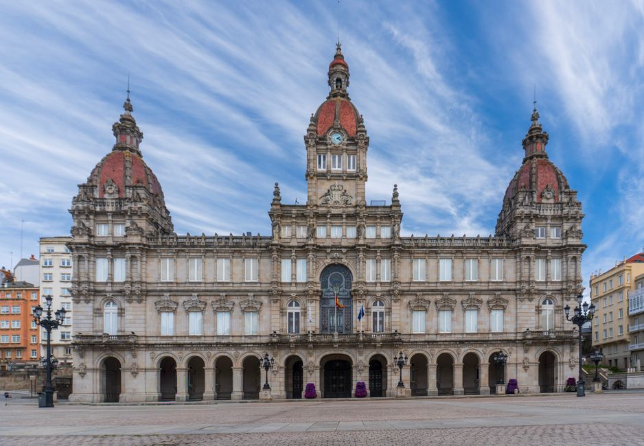 El majestuoso Palacio de María Pita se alza imponente en A Coruña, exhibiendo una arquitectura neoclásica.