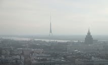 里加的鸟瞰图风景优美，电视塔在雾中升起