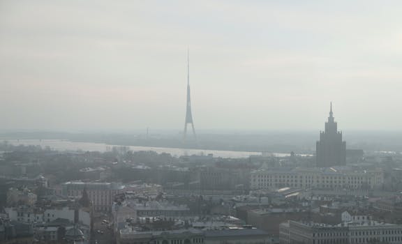 里加的鸟瞰图风景优美，电视塔在雾中升起