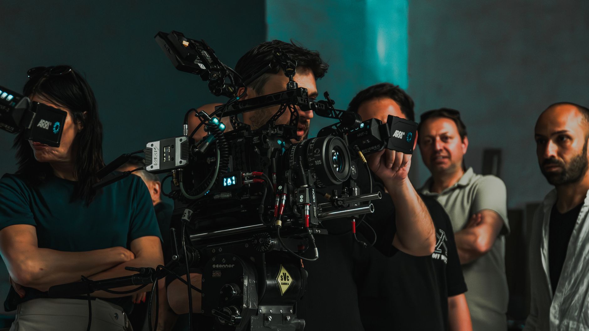 Een filmploeg bedient geavanceerde filmapparatuur op een set in Istanbul en laat zien hoe goed er in teamverband wordt gewerkt.
