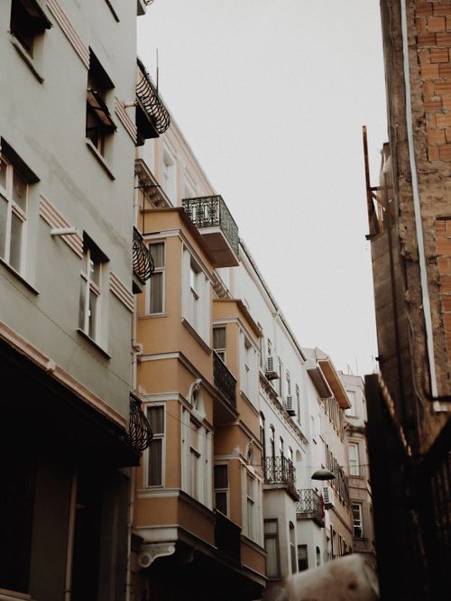 Free A picturesque view of colorful buildings in a historic Istanbul neighborhood, showcasing architectural charm. Stock Photo