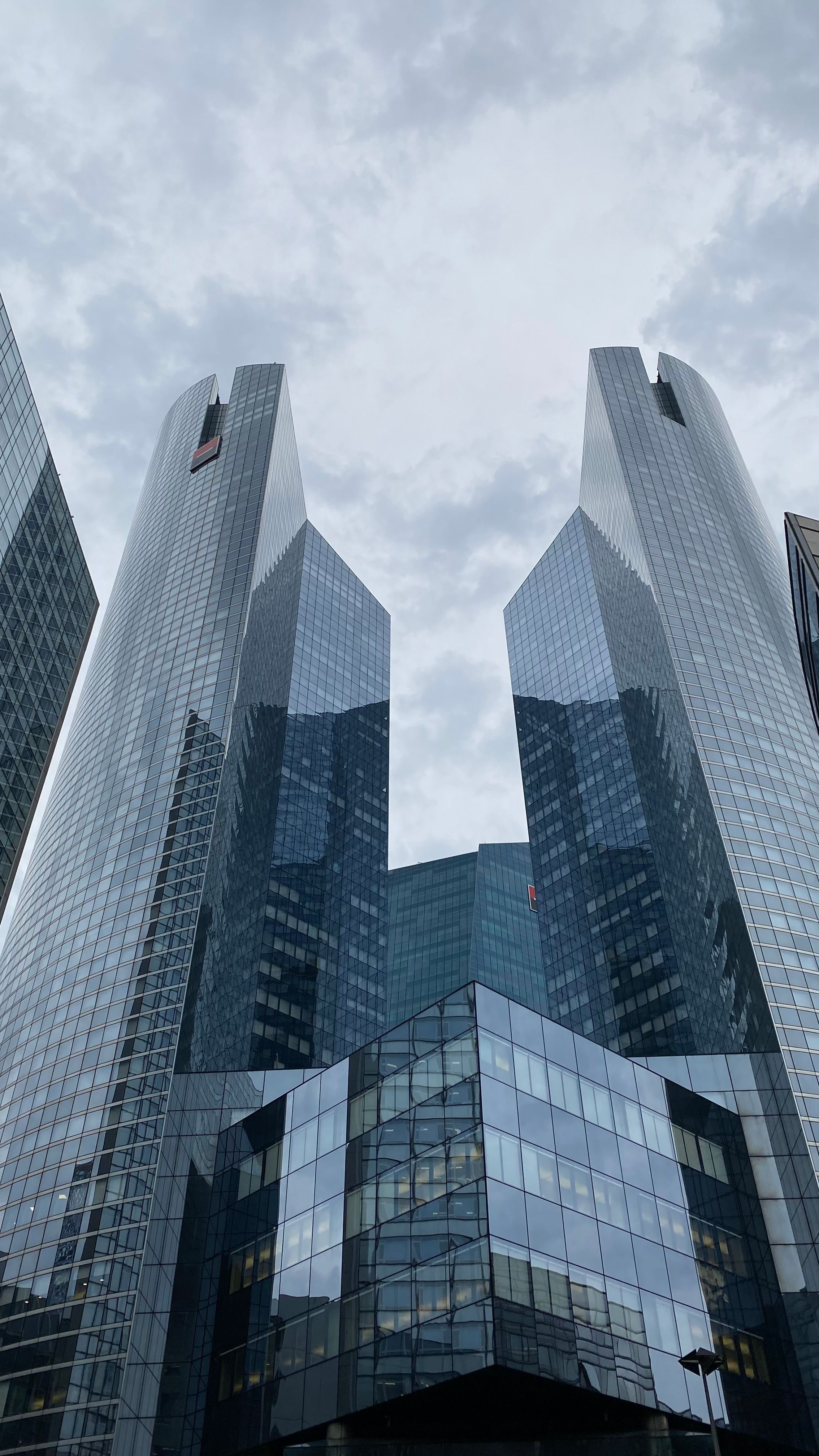 Tours de bureaux modernes à La Défense, Paris