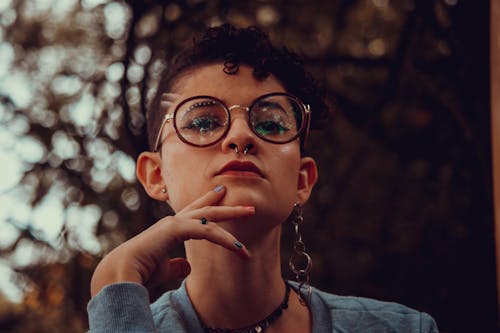 Femme En Pull Gris Portant Des Lunettes Encadrées Noires