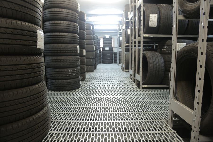 Importación de neumáticos, llantas y repuestos automotores