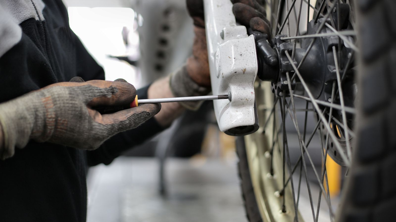 Detalhe de uma solda e da pintura ao redor em um quadro de motocicleta