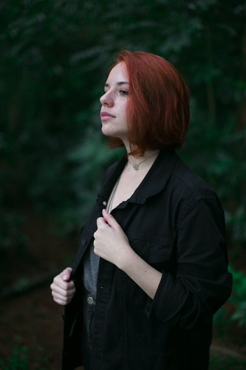 Femme En Blazer Noir