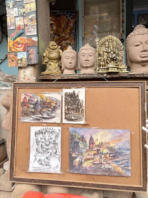Free A vibrant display of Indian art with sculptures and paintings, showcasing cultural heritage. Stock Photo