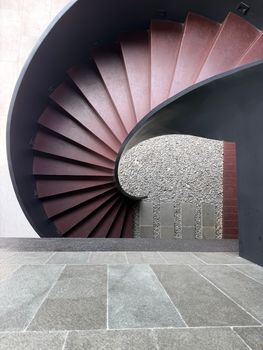 Rosa Wendeltreppe in moderner Architektur