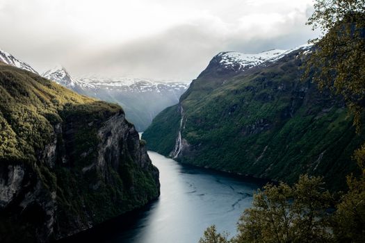 Geirangerfjord zwischen grünen Bergen