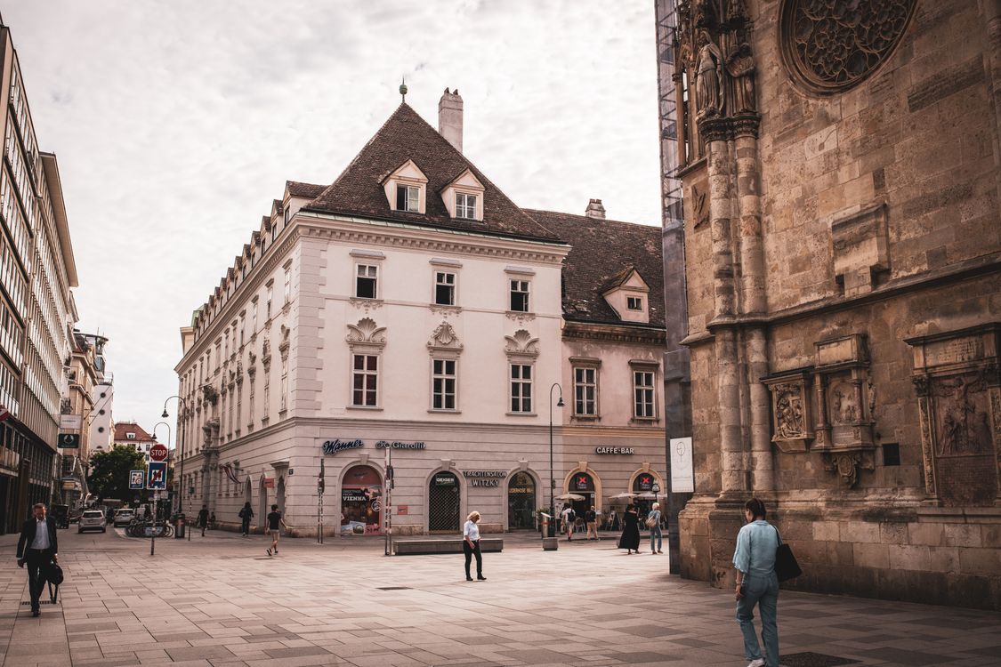 Charming European Street Scene with Historic Architecture · Free Stock ...