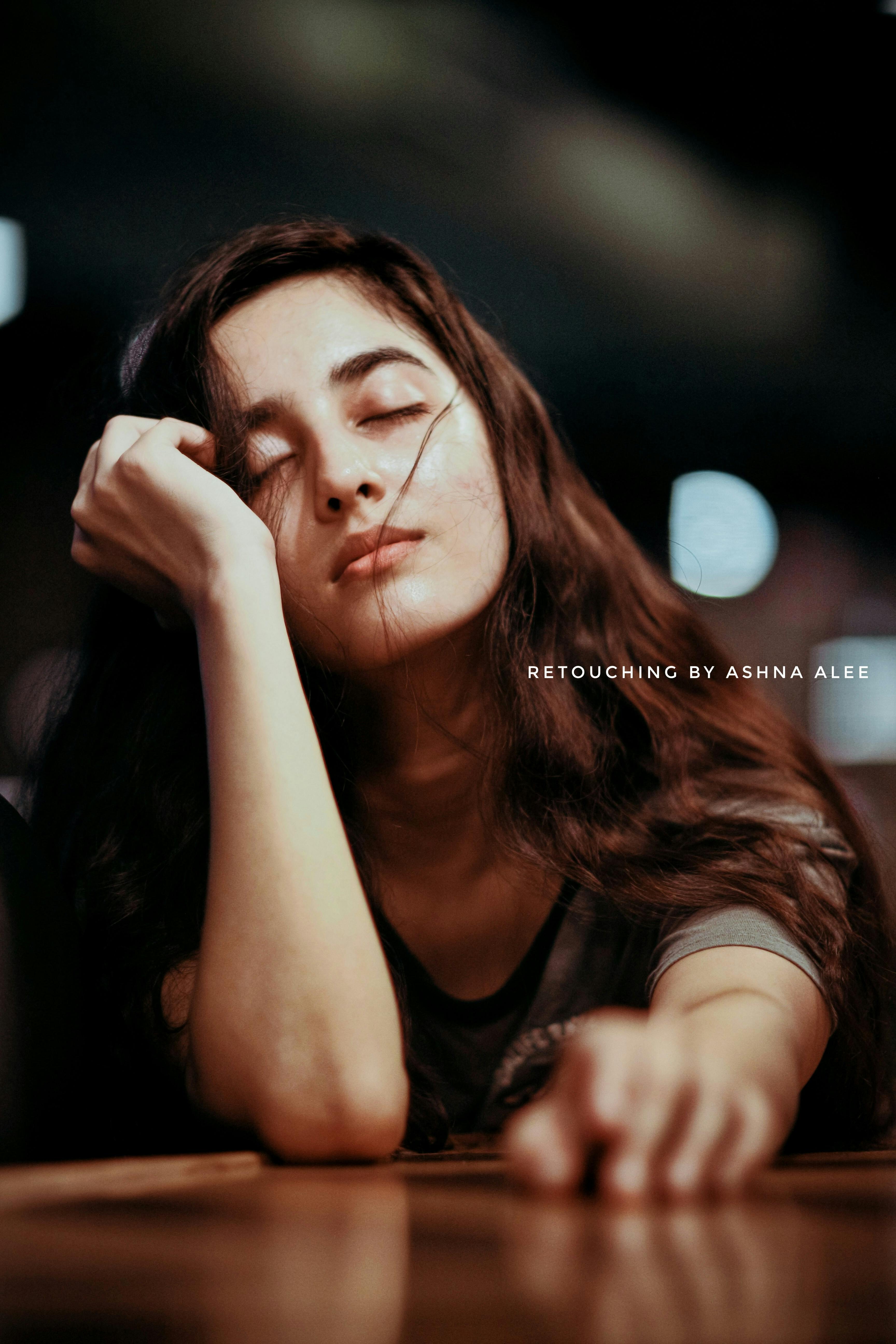 감사 일기를 쓰는 손