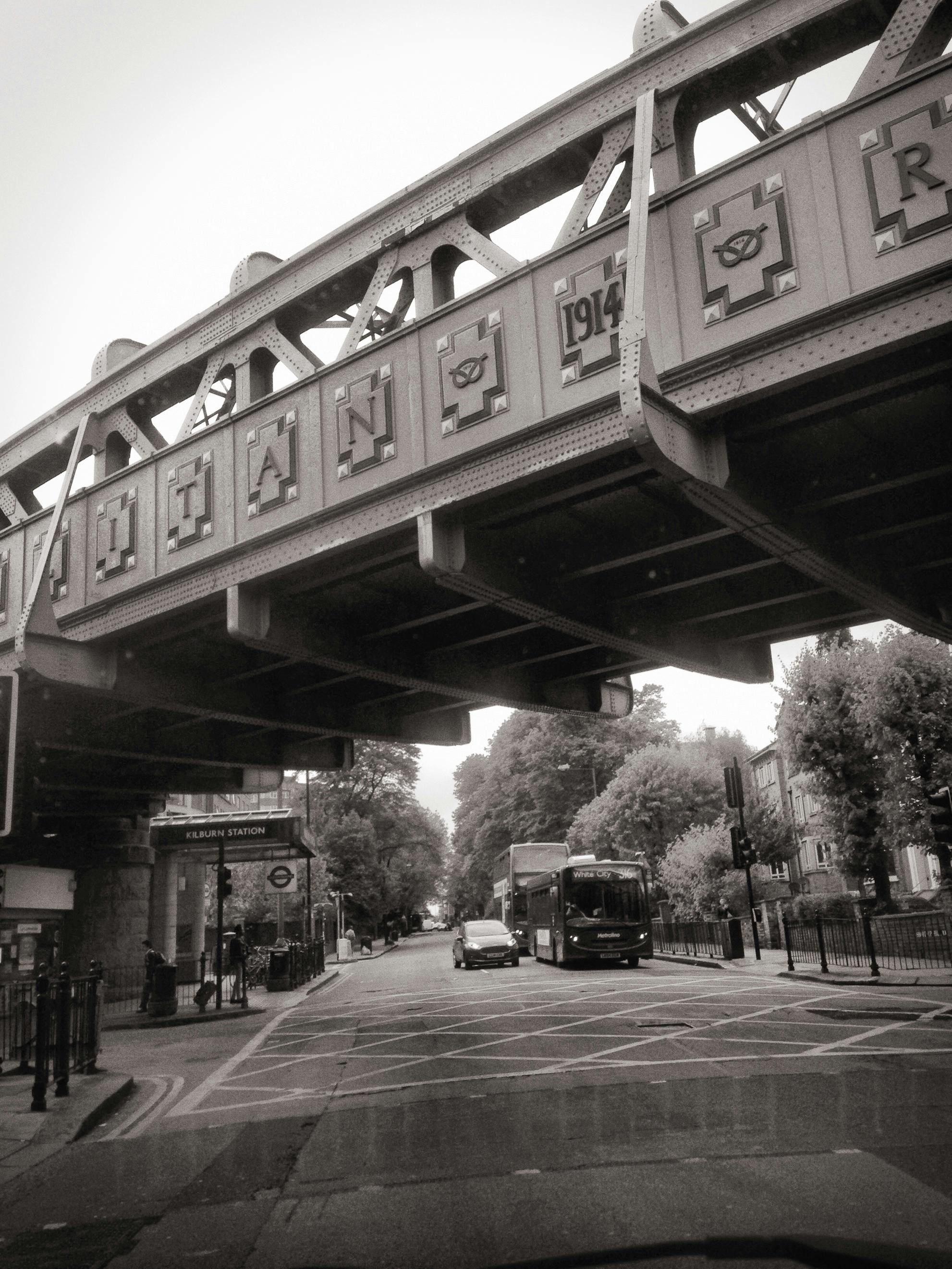 Zwei Menschen halten sich an den Händen, während Sternbilder im Hintergrund leuchten.