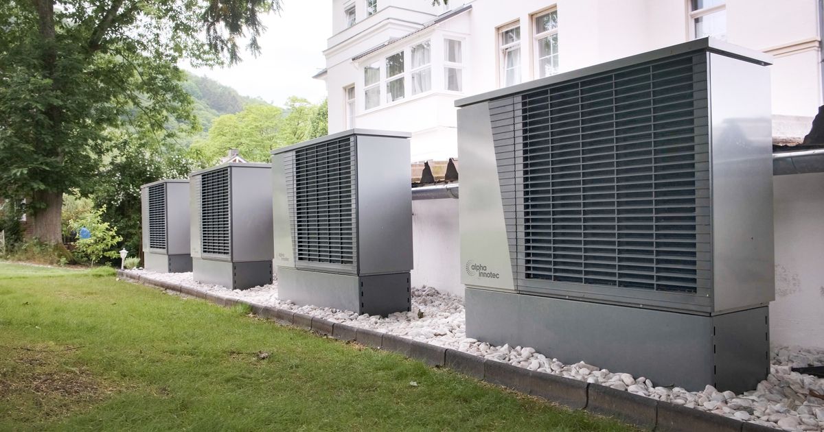 Rangée de pompes à chaleur à l'extérieur d'un immeuble
