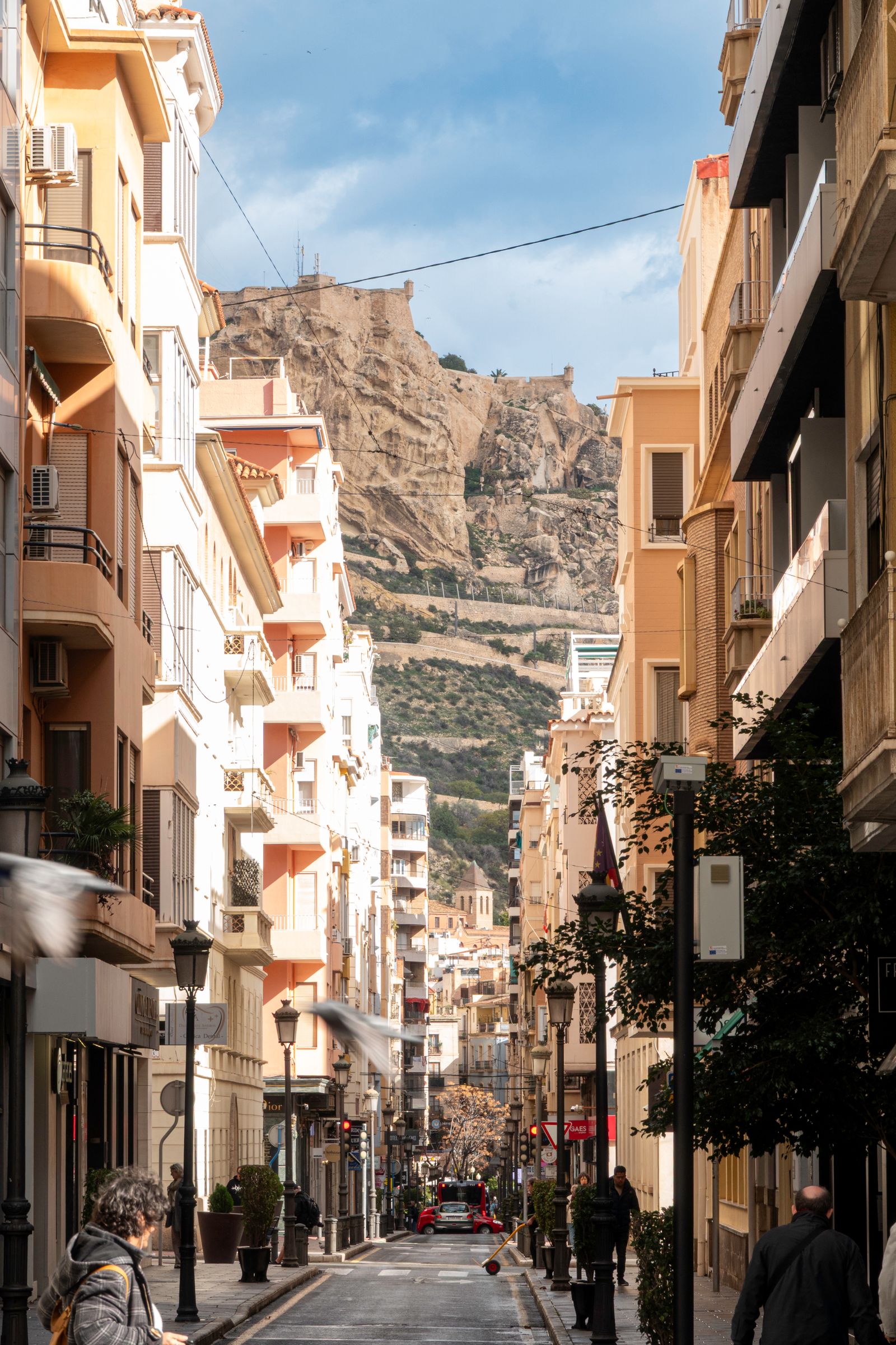 Cazare în Alicante: stradă din centru, cu stânca castelului Santa Bárbara în capăt