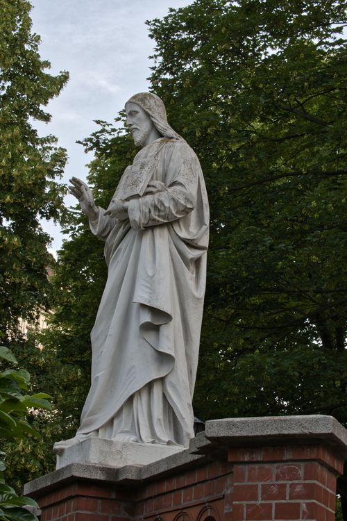 Free Marble statue in an outdoor park setting, symbolizing peace and spirituality. Stock Photo