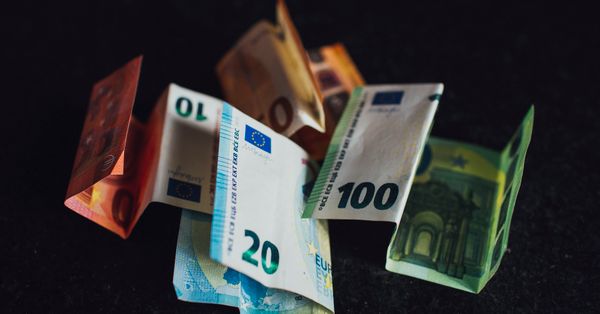 Laufende Kosten beim Hauskauf: Was Eigentümer monatlich wirklich zahlen (ETW & EFH)