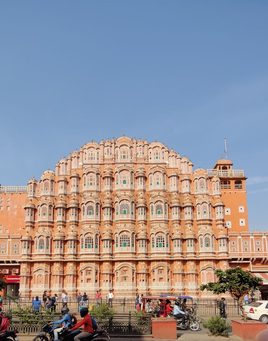 Fachada rosada do Hawa Mahal, o Palácio dos Ventos, em Jaipur