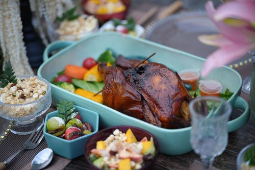 Free A beautifully roasted turkey with assorted colorful vegetables, perfect for festive gatherings. Stock Photo
