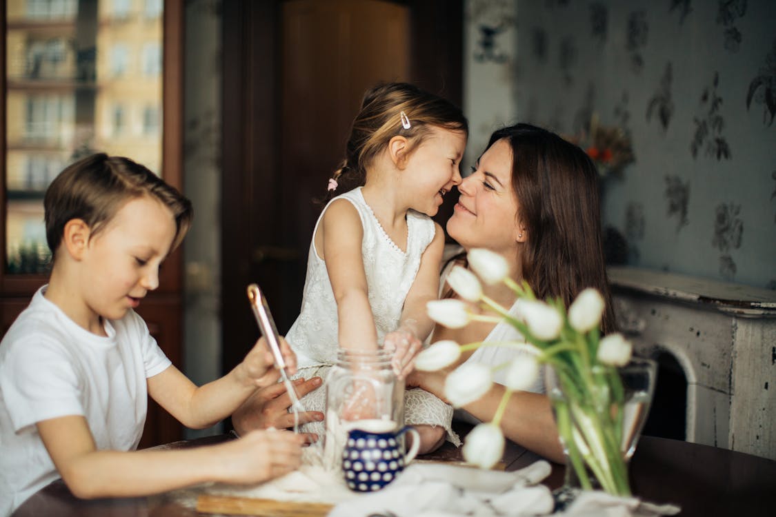 Foto Di Donna Che Gioca Con I Suoi Figli