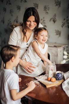 在舒适的厨房环境中，快乐的母亲和孩子们享受着烘焙课程