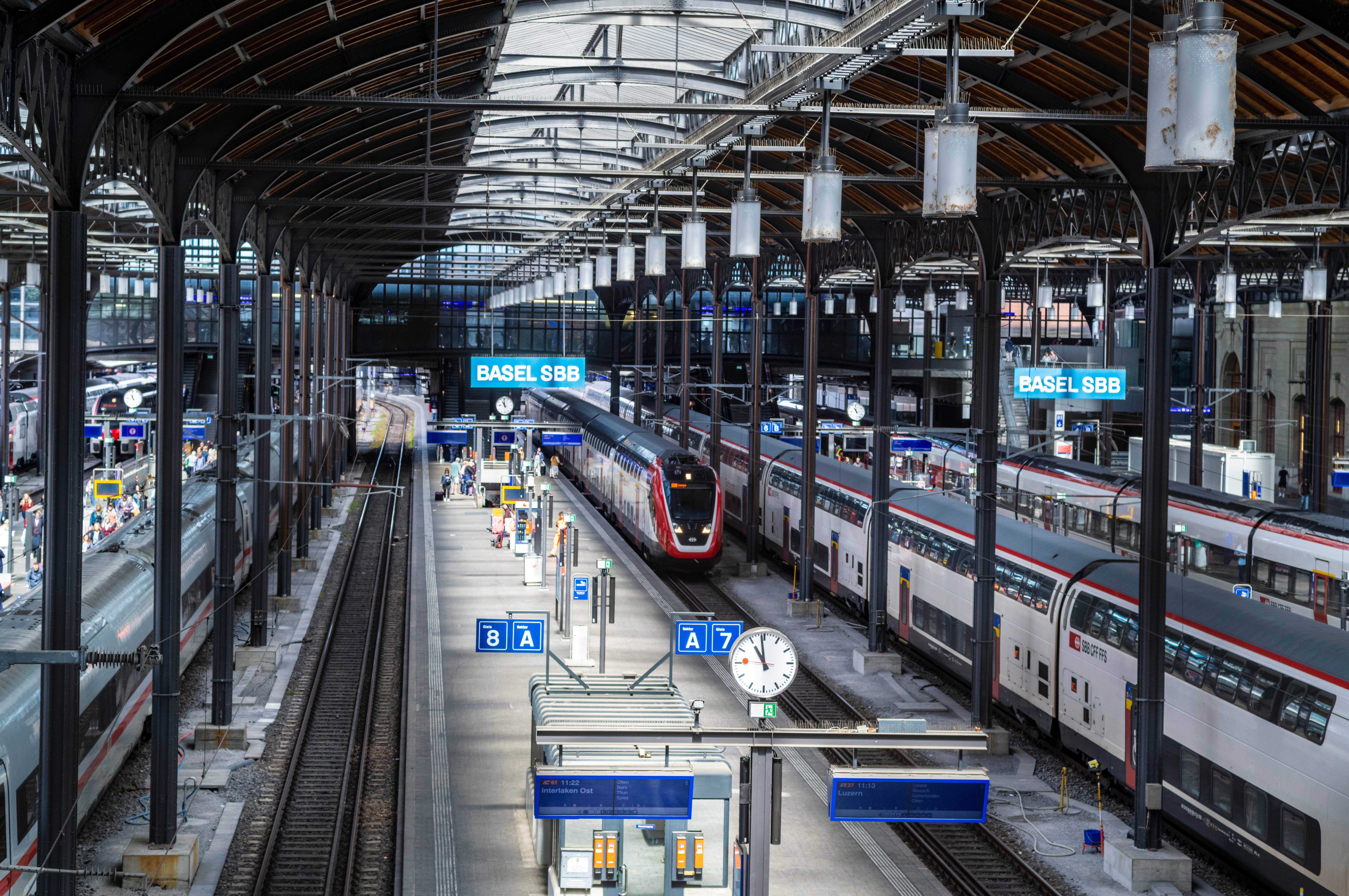 Estonya'da bir tren istasyonunda bekleyen elektrikli yolcu treni.