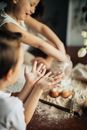 孩子们在厨房里快乐地烘焙、玩面粉