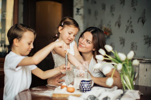 Donna Che Gioca Con I Suoi Bambini