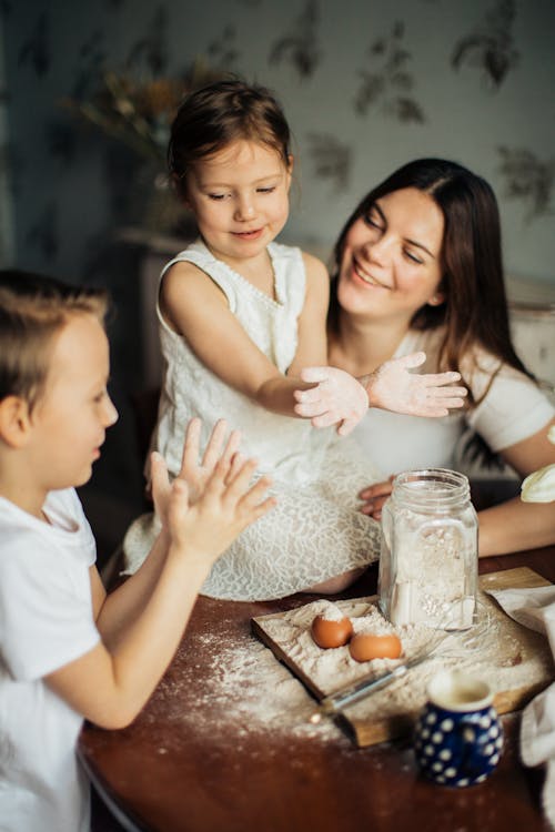 Donna Che Gioca Con I Suoi Bambini