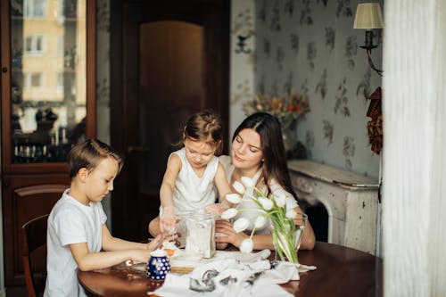 Foto Van Vrouw Zit In De Buurt Van De Tafel Met Haar Kinderen