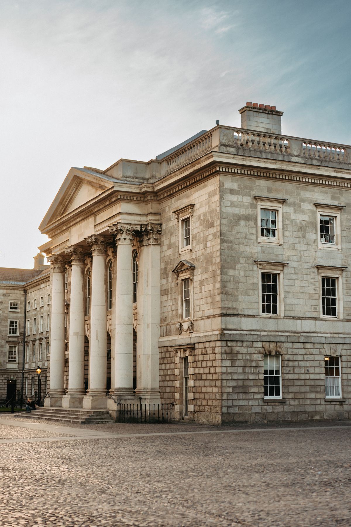 Unde te cazezi în Dublin - Ballsbridge - clădire istorică cu coloane clasice