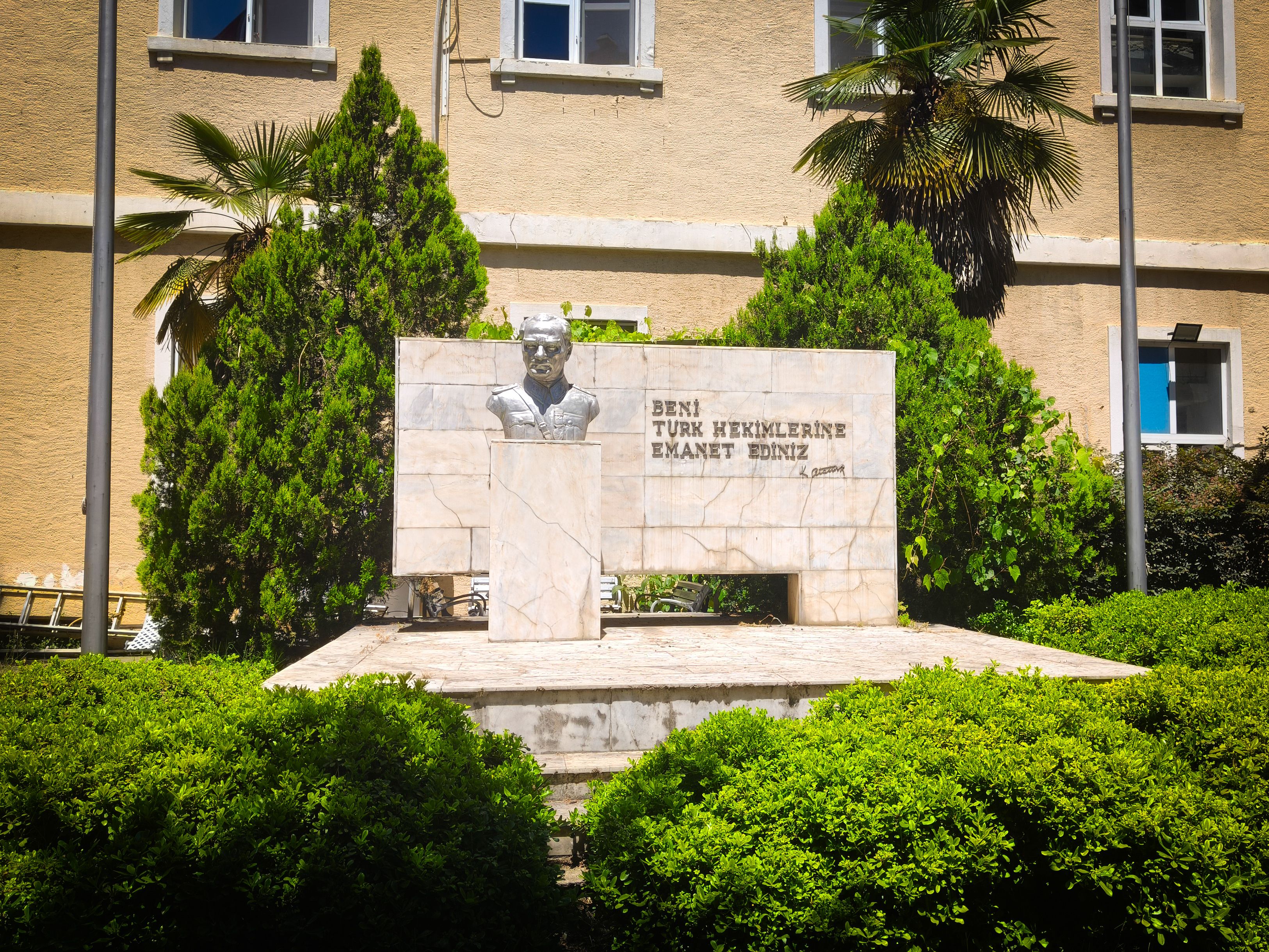 Yapay Zeka Felaket mi Getiriyor? Eski Uzmandan Kritik Uyarı - Marble bust of Atatürk with famous quote in a sunny İstanbul garden.