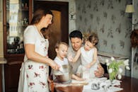 一个充满爱心的家庭围在厨房桌旁，一起烘焙，分享快乐时光