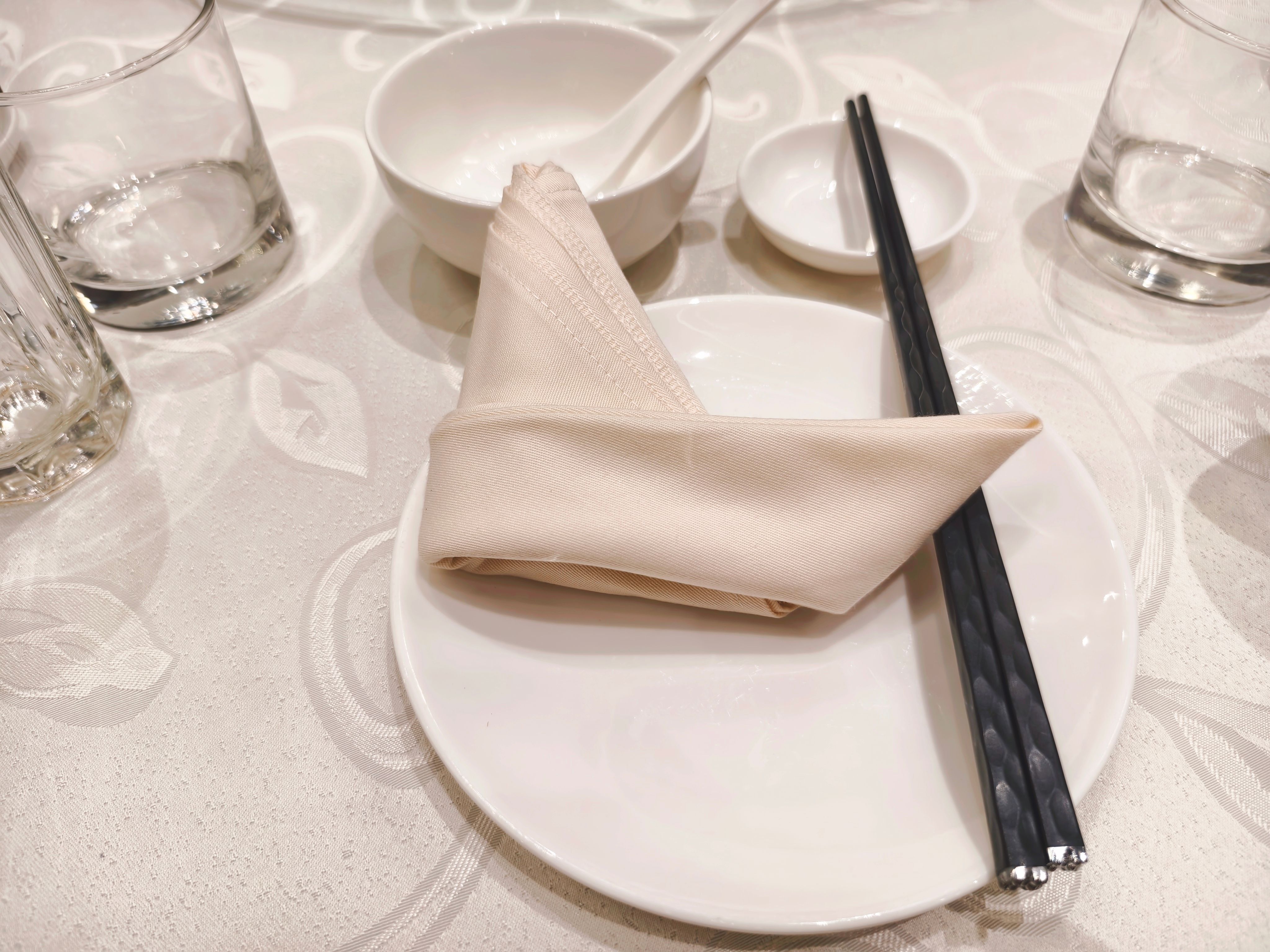 Mesa preparada com pratos gourmet e decoração refinada