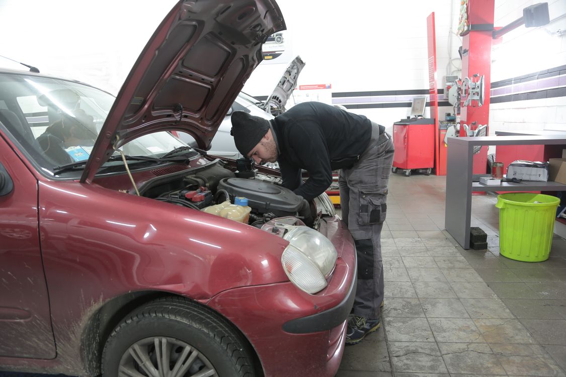 Prebytok motorového oleja môže viesť k vážnym a nákladným poruchám motora. Prečo je dôležité udržať ju medzi hodnotami MIN a MAX?