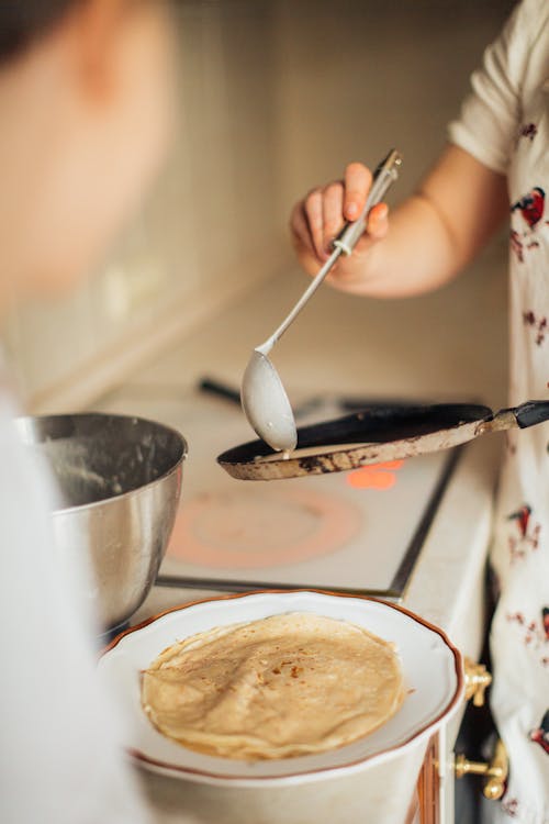 Ibu Dan Anak Mempersiapkan Crepes