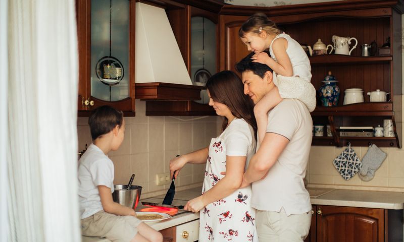 Família cozinhando juntos na cozinha de casa — cardápio semanal simples caseiro