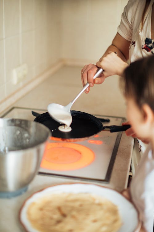 Ibu Dan Anak Mempersiapkan Crepes