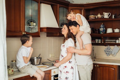 Ücretsiz Aile Birlikte Krep Hazırlıyor Stok Fotoğraflar