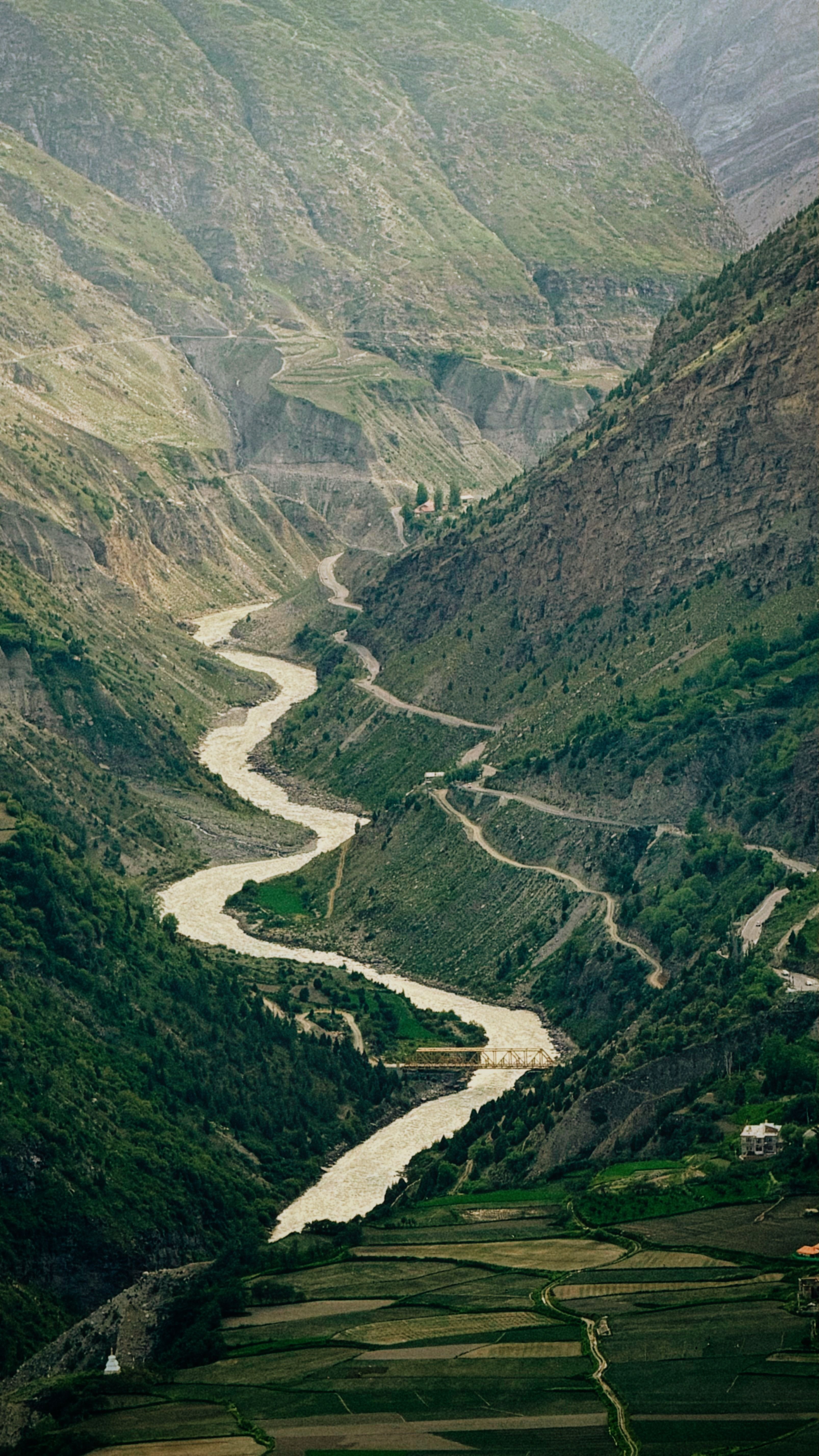 Himalayan Mountain River in Keylong 4K iPhone 17 Wallpaper