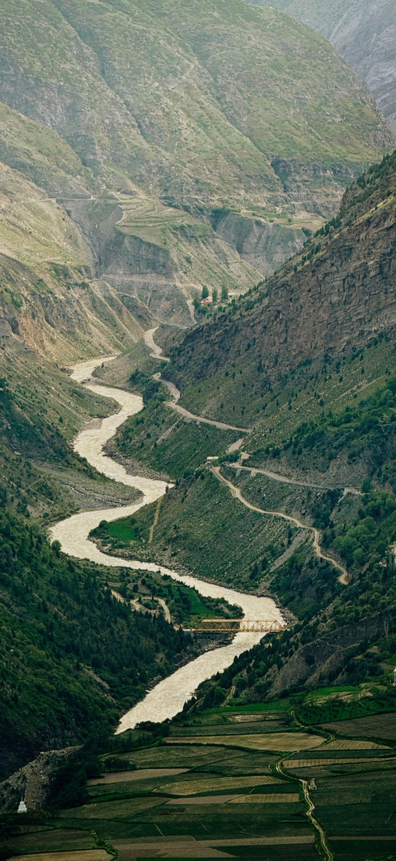 Himalayan Mountain River in Keylong 4K iPhone 17 Wallpaper