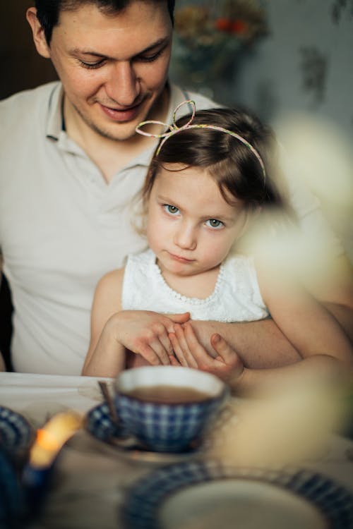 Foto Des Mannes, Der Sein Kind Trägt