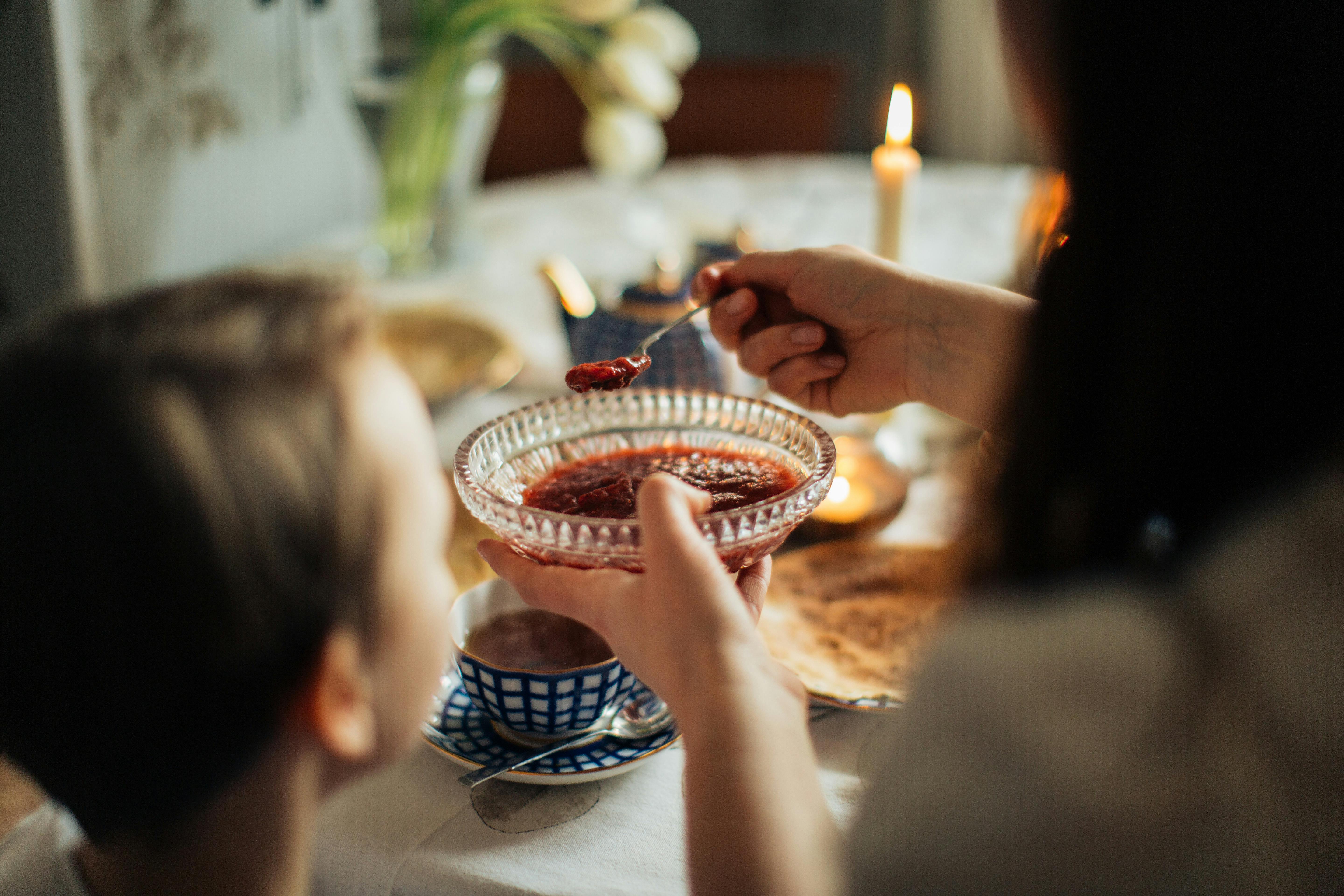 温馨的家庭晚餐以自制红酱为主打，营造出舒适的氛围