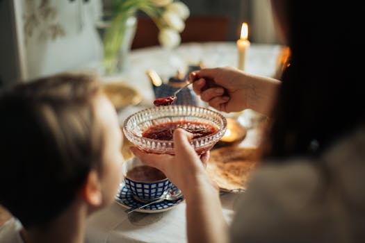 温馨的家庭晚餐以自制红酱为主打，营造出舒适的氛围