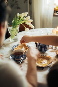 桌上摆着薄饼、茶和郁金香，舒适的家庭早餐布置，尽显俄罗斯传统